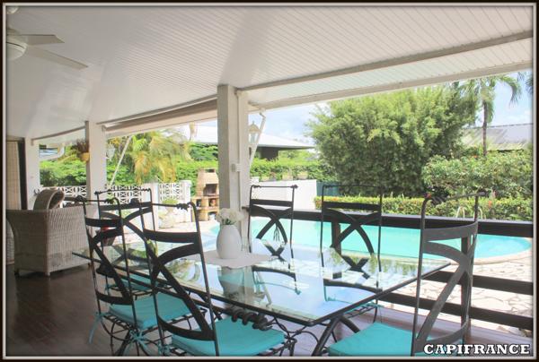 A VENDRE A KOUROU (97310) UNE MAGNIFIQUE MAISON EN BOIS T5 de 106 m² AVEC 2 MAISONS T2 INDEPENDANTES - TERRAIN DE 775 m² - AU PRIX DE 407 000 €.