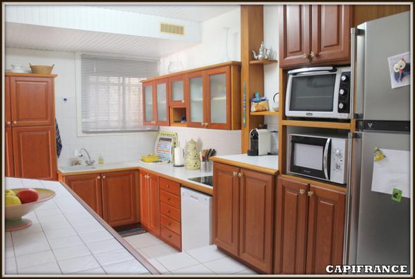 A VENDRE A KOUROU (97310) UNE MAGNIFIQUE MAISON EN BOIS T5 de 106 m² AVEC 2 MAISONS T2 INDEPENDANTES - TERRAIN DE 775 m² - AU PRIX DE 407 000 €.