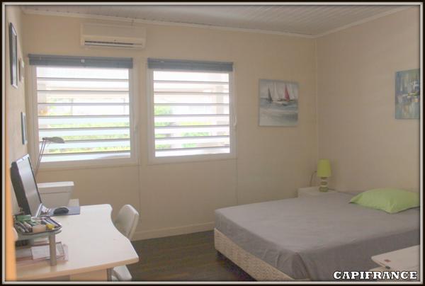 A VENDRE A KOUROU (97310) UNE MAGNIFIQUE MAISON EN BOIS T5 de 106 m² AVEC 2 MAISONS T2 INDEPENDANTES - TERRAIN DE 775 m² - AU PRIX DE 407 000 €.