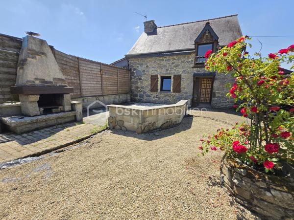 À seulement 15 minutes de Broons et de Caulnes, 25 minutes de Montauban-de-Bretagne et de Lamballe, et environ 45 minutes de Rennes et de Saint-Brieuc, venez découvrir cette agréable propriété nichée dans un environnement calme et verdoyant.
Dès l'arrivée, le terrain d'environ 3 280 m², entièrement clos, arboré et paysagé, invite à la détente. Piscine enterrée et couverte de 8 x 4 mètres, cour enrobée, potager, dépendances, atelier, abris de jardin… tout est réuni pour profiter pleinement des extérieurs.
La propriété révèle ensuite tout son potentiel avec deux maisons indépendantes, représentant au total environ 115 m² habitables. Une configuration idéale pour accueillir la famille, recevoir des amis en toute autonomie, créer un gîte ou une location saisonnière, ou encore concilier vie personnelle et activité professionnelle.
La première maison, en pierre, a conservé tout son cachet. Sa pièce de vie avec cuisine ouverte, sa cheminée équipée d'un poêle à bois et sa chambre en mezzanine lui confèrent une ambiance chaleureuse. Ses murs en pierre offrent également une agréable fraîcheur naturelle en été, un véritable confort lors des journées les plus chaudes.
La seconde maison, de plain-pied, est pensée pour une vie quotidienne confortable. Elle comprend une véranda ouverte sur une belle pièce de vie lumineuse avec cuisine aménagée et équipée, un poêle à granulés, une grande chambre facilement transformable en deux, une spacieuse salle d'eau ainsi qu'un espace buanderie avec WC. Son classement énergétique en C est un atout appréciable.
Que vous recherchiez une résidence principale avec un logement indépendant, un projet touristique ou un investissement offrant de nombreuses possibilités, cette propriété mérite toute votre attention.
Une visite suffira pour imaginer tout ce que ce lieu peut vous offrir.
Contactez-moi au 06 50 75 18 59.