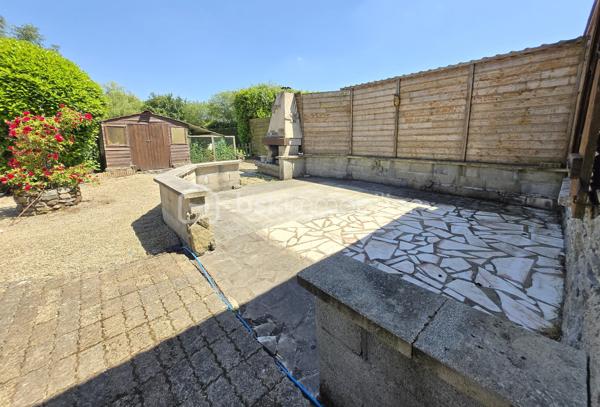 À seulement 15 minutes de Broons et de Caulnes, 25 minutes de Montauban-de-Bretagne et de Lamballe, et environ 45 minutes de Rennes et de Saint-Brieuc, venez découvrir cette agréable propriété nichée dans un environnement calme et verdoyant.
Dès l'arrivée, le terrain d'environ 3 280 m², entièrement clos, arboré et paysagé, invite à la détente. Piscine enterrée et couverte de 8 x 4 mètres, cour enrobée, potager, dépendances, atelier, abris de jardin… tout est réuni pour profiter pleinement des extérieurs.
La propriété révèle ensuite tout son potentiel avec deux maisons indépendantes, représentant au total environ 115 m² habitables. Une configuration idéale pour accueillir la famille, recevoir des amis en toute autonomie, créer un gîte ou une location saisonnière, ou encore concilier vie personnelle et activité professionnelle.
La première maison, en pierre, a conservé tout son cachet. Sa pièce de vie avec cuisine ouverte, sa cheminée équipée d'un poêle à bois et sa chambre en mezzanine lui confèrent une ambiance chaleureuse. Ses murs en pierre offrent également une agréable fraîcheur naturelle en été, un véritable confort lors des journées les plus chaudes.
La seconde maison, de plain-pied, est pensée pour une vie quotidienne confortable. Elle comprend une véranda ouverte sur une belle pièce de vie lumineuse avec cuisine aménagée et équipée, un poêle à granulés, une grande chambre facilement transformable en deux, une spacieuse salle d'eau ainsi qu'un espace buanderie avec WC. Son classement énergétique en C est un atout appréciable.
Que vous recherchiez une résidence principale avec un logement indépendant, un projet touristique ou un investissement offrant de nombreuses possibilités, cette propriété mérite toute votre attention.
Une visite suffira pour imaginer tout ce que ce lieu peut vous offrir.
Contactez-moi au 06 50 75 18 59.