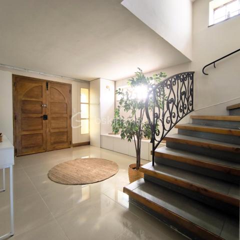 🏡 Maison Familiale Rénovée – 6 Chambres & Prestations de Qualité
​Découvrez le parfait compromis entre volume, confort moderne et économies d’énergie.
​Située dans un environnement calme, cette spacieuse maison familiale, rénovée avec soin en 2019, offre des prestations rares sur le marché. Alliant le charme de l'ancien et la performance technique actuelle, elle est prête à accueillir votre famille sans travaux à prévoir.

​📋 Description du bien :
​Dès l'entrée, vous serez séduit par une vaste zone d'accueil qui dessert une buanderie pratique et un garage de 83m².

​Au Premier Étage:
L’espace de vie s’articule autour d’un palier lumineux desservant une cuisine de 15m² entièrement équipée et un bel espace séjour/salle à manger agrémenté d’un poêle récent. Grâce à ses deux grandes baies vitrées, vous accédez à un balcon filant exposé Ouest, parfait pour vos fins de journées ensoleillées.
Un long couloir avec placards intégrés distribue 3 chambres volumineuses, une salle d’eau moderne et un WC séparé.
​
Au Deuxième Étage sous les combles parfaitement isolés, vous trouverez :
Une mezzanine (idéale pour un coin lecture ou bureau).
​3 chambres supplémentaires, parfaites pour une grande famille.
​Une salle de bain complète avec WC.

​🌳 Extérieurs et Dépendances
​Le terrain de 539m² est entièrement clos et sécurisé, ​il a été pensé pour la convivialité et la sérénité, une superbe terrasse en bois et un espace cuisine d'été vous attendent pour vos barbecues et soirées entre amis. Un cabanon de jardin pratique permet de stocker vos outils et équipements de loisirs.

​✨ Les points forts qui font la différence :
​Performance énergétique : Toiture neuve, isolation des combles et du plancher, menuiseries récentes et volets solaires.
​Confort thermique : Pompe à chaleur neuve et poêle à pellets récent (2 ans) pour une atmosphère chaleureuse.

​📍 Localisation
Située à proximité de la rocade, des écoles, des transports et de toutes les commodités. 
A 25min de Vitré, à 40min de Rennes et 45min de Laval

​Une maison saine, économe et incroyablement spacieuse. À visiter sans tarder !