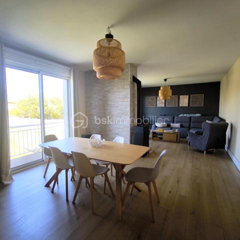 🏡 Maison Familiale Rénovée – 6 Chambres & Prestations de Qualité
​Découvrez le parfait compromis entre volume, confort moderne et économies d’énergie.
​Située dans un environnement calme, cette spacieuse maison familiale, rénovée avec soin en 2019, offre des prestations rares sur le marché. Alliant le charme de l'ancien et la performance technique actuelle, elle est prête à accueillir votre famille sans travaux à prévoir.

​📋 Description du bien :
​Dès l'entrée, vous serez séduit par une vaste zone d'accueil qui dessert une buanderie pratique et un garage de 83m².

​Au Premier Étage:
L’espace de vie s’articule autour d’un palier lumineux desservant une cuisine de 15m² entièrement équipée et un bel espace séjour/salle à manger agrémenté d’un poêle récent. Grâce à ses deux grandes baies vitrées, vous accédez à un balcon filant exposé Ouest, parfait pour vos fins de journées ensoleillées.
Un long couloir avec placards intégrés distribue 3 chambres volumineuses, une salle d’eau moderne et un WC séparé.
​
Au Deuxième Étage sous les combles parfaitement isolés, vous trouverez :
Une mezzanine (idéale pour un coin lecture ou bureau).
​3 chambres supplémentaires, parfaites pour une grande famille.
​Une salle de bain complète avec WC.

​🌳 Extérieurs et Dépendances
​Le terrain de 539m² est entièrement clos et sécurisé, ​il a été pensé pour la convivialité et la sérénité, une superbe terrasse en bois et un espace cuisine d'été vous attendent pour vos barbecues et soirées entre amis. Un cabanon de jardin pratique permet de stocker vos outils et équipements de loisirs.

​✨ Les points forts qui font la différence :
​Performance énergétique : Toiture neuve, isolation des combles et du plancher, menuiseries récentes et volets solaires.
​Confort thermique : Pompe à chaleur neuve et poêle à pellets récent (2 ans) pour une atmosphère chaleureuse.

​📍 Localisation
Située à proximité de la rocade, des écoles, des transports et de toutes les commodités. 
A 25min de Vitré, à 40min de Rennes et 45min de Laval

​Une maison saine, économe et incroyablement spacieuse. À visiter sans tarder !
