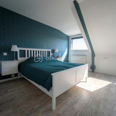 🏡 Maison Familiale Rénovée – 6 Chambres & Prestations de Qualité
​Découvrez le parfait compromis entre volume, confort moderne et économies d’énergie.
​Située dans un environnement calme, cette spacieuse maison familiale, rénovée avec soin en 2019, offre des prestations rares sur le marché. Alliant le charme de l'ancien et la performance technique actuelle, elle est prête à accueillir votre famille sans travaux à prévoir.

​📋 Description du bien :
​Dès l'entrée, vous serez séduit par une vaste zone d'accueil qui dessert une buanderie pratique et un garage de 83m².

​Au Premier Étage:
L’espace de vie s’articule autour d’un palier lumineux desservant une cuisine de 15m² entièrement équipée et un bel espace séjour/salle à manger agrémenté d’un poêle récent. Grâce à ses deux grandes baies vitrées, vous accédez à un balcon filant exposé Ouest, parfait pour vos fins de journées ensoleillées.
Un long couloir avec placards intégrés distribue 3 chambres volumineuses, une salle d’eau moderne et un WC séparé.
​
Au Deuxième Étage sous les combles parfaitement isolés, vous trouverez :
Une mezzanine (idéale pour un coin lecture ou bureau).
​3 chambres supplémentaires, parfaites pour une grande famille.
​Une salle de bain complète avec WC.

​🌳 Extérieurs et Dépendances
​Le terrain de 539m² est entièrement clos et sécurisé, ​il a été pensé pour la convivialité et la sérénité, une superbe terrasse en bois et un espace cuisine d'été vous attendent pour vos barbecues et soirées entre amis. Un cabanon de jardin pratique permet de stocker vos outils et équipements de loisirs.

​✨ Les points forts qui font la différence :
​Performance énergétique : Toiture neuve, isolation des combles et du plancher, menuiseries récentes et volets solaires.
​Confort thermique : Pompe à chaleur neuve et poêle à pellets récent (2 ans) pour une atmosphère chaleureuse.

​📍 Localisation
Située à proximité de la rocade, des écoles, des transports et de toutes les commodités. 
A 25min de Vitré, à 40min de Rennes et 45min de Laval

​Une maison saine, économe et incroyablement spacieuse. À visiter sans tarder !