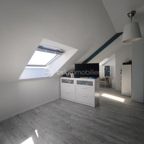 🏡 Maison Familiale Rénovée – 6 Chambres & Prestations de Qualité
​Découvrez le parfait compromis entre volume, confort moderne et économies d’énergie.
​Située dans un environnement calme, cette spacieuse maison familiale, rénovée avec soin en 2019, offre des prestations rares sur le marché. Alliant le charme de l'ancien et la performance technique actuelle, elle est prête à accueillir votre famille sans travaux à prévoir.

​📋 Description du bien :
​Dès l'entrée, vous serez séduit par une vaste zone d'accueil qui dessert une buanderie pratique et un garage de 83m².

​Au Premier Étage:
L’espace de vie s’articule autour d’un palier lumineux desservant une cuisine de 15m² entièrement équipée et un bel espace séjour/salle à manger agrémenté d’un poêle récent. Grâce à ses deux grandes baies vitrées, vous accédez à un balcon filant exposé Ouest, parfait pour vos fins de journées ensoleillées.
Un long couloir avec placards intégrés distribue 3 chambres volumineuses, une salle d’eau moderne et un WC séparé.
​
Au Deuxième Étage sous les combles parfaitement isolés, vous trouverez :
Une mezzanine (idéale pour un coin lecture ou bureau).
​3 chambres supplémentaires, parfaites pour une grande famille.
​Une salle de bain complète avec WC.

​🌳 Extérieurs et Dépendances
​Le terrain de 539m² est entièrement clos et sécurisé, ​il a été pensé pour la convivialité et la sérénité, une superbe terrasse en bois et un espace cuisine d'été vous attendent pour vos barbecues et soirées entre amis. Un cabanon de jardin pratique permet de stocker vos outils et équipements de loisirs.

​✨ Les points forts qui font la différence :
​Performance énergétique : Toiture neuve, isolation des combles et du plancher, menuiseries récentes et volets solaires.
​Confort thermique : Pompe à chaleur neuve et poêle à pellets récent (2 ans) pour une atmosphère chaleureuse.

​📍 Localisation
Située à proximité de la rocade, des écoles, des transports et de toutes les commodités. 
A 25min de Vitré, à 40min de Rennes et 45min de Laval

​Une maison saine, économe et incroyablement spacieuse. À visiter sans tarder !