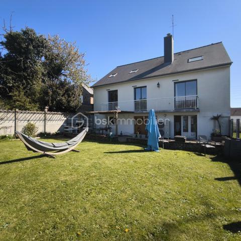 🏡 Maison Familiale Rénovée – 6 Chambres & Prestations de Qualité
​Découvrez le parfait compromis entre volume, confort moderne et économies d’énergie.
​Située dans un environnement calme, cette spacieuse maison familiale, rénovée avec soin en 2019, offre des prestations rares sur le marché. Alliant le charme de l'ancien et la performance technique actuelle, elle est prête à accueillir votre famille sans travaux à prévoir.

​📋 Description du bien :
​Dès l'entrée, vous serez séduit par une vaste zone d'accueil qui dessert une buanderie pratique et un garage de 83m².

​Au Premier Étage:
L’espace de vie s’articule autour d’un palier lumineux desservant une cuisine de 15m² entièrement équipée et un bel espace séjour/salle à manger agrémenté d’un poêle récent. Grâce à ses deux grandes baies vitrées, vous accédez à un balcon filant exposé Ouest, parfait pour vos fins de journées ensoleillées.
Un long couloir avec placards intégrés distribue 3 chambres volumineuses, une salle d’eau moderne et un WC séparé.
​
Au Deuxième Étage sous les combles parfaitement isolés, vous trouverez :
Une mezzanine (idéale pour un coin lecture ou bureau).
​3 chambres supplémentaires, parfaites pour une grande famille.
​Une salle de bain complète avec WC.

​🌳 Extérieurs et Dépendances
​Le terrain de 539m² est entièrement clos et sécurisé, ​il a été pensé pour la convivialité et la sérénité, une superbe terrasse en bois et un espace cuisine d'été vous attendent pour vos barbecues et soirées entre amis. Un cabanon de jardin pratique permet de stocker vos outils et équipements de loisirs.

​✨ Les points forts qui font la différence :
​Performance énergétique : Toiture neuve, isolation des combles et du plancher, menuiseries récentes et volets solaires.
​Confort thermique : Pompe à chaleur neuve et poêle à pellets récent (2 ans) pour une atmosphère chaleureuse.

​📍 Localisation
Située à proximité de la rocade, des écoles, des transports et de toutes les commodités. 
A 25min de Vitré, à 40min de Rennes et 45min de Laval

​Une maison saine, économe et incroyablement spacieuse. À visiter sans tarder !