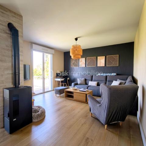 🏡 Maison Familiale Rénovée – 6 Chambres & Prestations de Qualité
​Découvrez le parfait compromis entre volume, confort moderne et économies d’énergie.
​Située dans un environnement calme, cette spacieuse maison familiale, rénovée avec soin en 2019, offre des prestations rares sur le marché. Alliant le charme de l'ancien et la performance technique actuelle, elle est prête à accueillir votre famille sans travaux à prévoir.

​📋 Description du bien :
​Dès l'entrée, vous serez séduit par une vaste zone d'accueil qui dessert une buanderie pratique et un garage de 83m².

​Au Premier Étage:
L’espace de vie s’articule autour d’un palier lumineux desservant une cuisine de 15m² entièrement équipée et un bel espace séjour/salle à manger agrémenté d’un poêle récent. Grâce à ses deux grandes baies vitrées, vous accédez à un balcon filant exposé Ouest, parfait pour vos fins de journées ensoleillées.
Un long couloir avec placards intégrés distribue 3 chambres volumineuses, une salle d’eau moderne et un WC séparé.
​
Au Deuxième Étage sous les combles parfaitement isolés, vous trouverez :
Une mezzanine (idéale pour un coin lecture ou bureau).
​3 chambres supplémentaires, parfaites pour une grande famille.
​Une salle de bain complète avec WC.

​🌳 Extérieurs et Dépendances
​Le terrain de 539m² est entièrement clos et sécurisé, ​il a été pensé pour la convivialité et la sérénité, une superbe terrasse en bois et un espace cuisine d'été vous attendent pour vos barbecues et soirées entre amis. Un cabanon de jardin pratique permet de stocker vos outils et équipements de loisirs.

​✨ Les points forts qui font la différence :
​Performance énergétique : Toiture neuve, isolation des combles et du plancher, menuiseries récentes et volets solaires.
​Confort thermique : Pompe à chaleur neuve et poêle à pellets récent (2 ans) pour une atmosphère chaleureuse.

​📍 Localisation
Située à proximité de la rocade, des écoles, des transports et de toutes les commodités. 
A 25min de Vitré, à 40min de Rennes et 45min de Laval

​Une maison saine, économe et incroyablement spacieuse. À visiter sans tarder !
