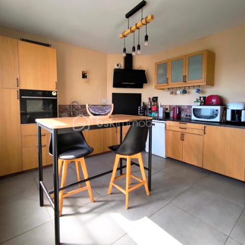 🏡 Maison Familiale Rénovée – 6 Chambres & Prestations de Qualité
​Découvrez le parfait compromis entre volume, confort moderne et économies d’énergie.
​Située dans un environnement calme, cette spacieuse maison familiale, rénovée avec soin en 2019, offre des prestations rares sur le marché. Alliant le charme de l'ancien et la performance technique actuelle, elle est prête à accueillir votre famille sans travaux à prévoir.

​📋 Description du bien :
​Dès l'entrée, vous serez séduit par une vaste zone d'accueil qui dessert une buanderie pratique et un garage de 83m².

​Au Premier Étage:
L’espace de vie s’articule autour d’un palier lumineux desservant une cuisine de 15m² entièrement équipée et un bel espace séjour/salle à manger agrémenté d’un poêle récent. Grâce à ses deux grandes baies vitrées, vous accédez à un balcon filant exposé Ouest, parfait pour vos fins de journées ensoleillées.
Un long couloir avec placards intégrés distribue 3 chambres volumineuses, une salle d’eau moderne et un WC séparé.
​
Au Deuxième Étage sous les combles parfaitement isolés, vous trouverez :
Une mezzanine (idéale pour un coin lecture ou bureau).
​3 chambres supplémentaires, parfaites pour une grande famille.
​Une salle de bain complète avec WC.

​🌳 Extérieurs et Dépendances
​Le terrain de 539m² est entièrement clos et sécurisé, ​il a été pensé pour la convivialité et la sérénité, une superbe terrasse en bois et un espace cuisine d'été vous attendent pour vos barbecues et soirées entre amis. Un cabanon de jardin pratique permet de stocker vos outils et équipements de loisirs.

​✨ Les points forts qui font la différence :
​Performance énergétique : Toiture neuve, isolation des combles et du plancher, menuiseries récentes et volets solaires.
​Confort thermique : Pompe à chaleur neuve et poêle à pellets récent (2 ans) pour une atmosphère chaleureuse.

​📍 Localisation
Située à proximité de la rocade, des écoles, des transports et de toutes les commodités. 
A 25min de Vitré, à 40min de Rennes et 45min de Laval

​Une maison saine, économe et incroyablement spacieuse. À visiter sans tarder !