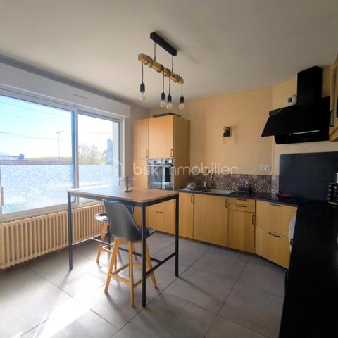 🏡 Maison Familiale Rénovée – 6 Chambres & Prestations de Qualité
​Découvrez le parfait compromis entre volume, confort moderne et économies d’énergie.
​Située dans un environnement calme, cette spacieuse maison familiale, rénovée avec soin en 2019, offre des prestations rares sur le marché. Alliant le charme de l'ancien et la performance technique actuelle, elle est prête à accueillir votre famille sans travaux à prévoir.

​📋 Description du bien :
​Dès l'entrée, vous serez séduit par une vaste zone d'accueil qui dessert une buanderie pratique et un garage de 83m².

​Au Premier Étage:
L’espace de vie s’articule autour d’un palier lumineux desservant une cuisine de 15m² entièrement équipée et un bel espace séjour/salle à manger agrémenté d’un poêle récent. Grâce à ses deux grandes baies vitrées, vous accédez à un balcon filant exposé Ouest, parfait pour vos fins de journées ensoleillées.
Un long couloir avec placards intégrés distribue 3 chambres volumineuses, une salle d’eau moderne et un WC séparé.
​
Au Deuxième Étage sous les combles parfaitement isolés, vous trouverez :
Une mezzanine (idéale pour un coin lecture ou bureau).
​3 chambres supplémentaires, parfaites pour une grande famille.
​Une salle de bain complète avec WC.

​🌳 Extérieurs et Dépendances
​Le terrain de 539m² est entièrement clos et sécurisé, ​il a été pensé pour la convivialité et la sérénité, une superbe terrasse en bois et un espace cuisine d'été vous attendent pour vos barbecues et soirées entre amis. Un cabanon de jardin pratique permet de stocker vos outils et équipements de loisirs.

​✨ Les points forts qui font la différence :
​Performance énergétique : Toiture neuve, isolation des combles et du plancher, menuiseries récentes et volets solaires.
​Confort thermique : Pompe à chaleur neuve et poêle à pellets récent (2 ans) pour une atmosphère chaleureuse.

​📍 Localisation
Située à proximité de la rocade, des écoles, des transports et de toutes les commodités. 
A 25min de Vitré, à 40min de Rennes et 45min de Laval

​Une maison saine, économe et incroyablement spacieuse. À visiter sans tarder !