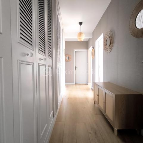 🏡 Maison Familiale Rénovée – 6 Chambres & Prestations de Qualité
​Découvrez le parfait compromis entre volume, confort moderne et économies d’énergie.
​Située dans un environnement calme, cette spacieuse maison familiale, rénovée avec soin en 2019, offre des prestations rares sur le marché. Alliant le charme de l'ancien et la performance technique actuelle, elle est prête à accueillir votre famille sans travaux à prévoir.

​📋 Description du bien :
​Dès l'entrée, vous serez séduit par une vaste zone d'accueil qui dessert une buanderie pratique et un garage de 83m².

​Au Premier Étage:
L’espace de vie s’articule autour d’un palier lumineux desservant une cuisine de 15m² entièrement équipée et un bel espace séjour/salle à manger agrémenté d’un poêle récent. Grâce à ses deux grandes baies vitrées, vous accédez à un balcon filant exposé Ouest, parfait pour vos fins de journées ensoleillées.
Un long couloir avec placards intégrés distribue 3 chambres volumineuses, une salle d’eau moderne et un WC séparé.
​
Au Deuxième Étage sous les combles parfaitement isolés, vous trouverez :
Une mezzanine (idéale pour un coin lecture ou bureau).
​3 chambres supplémentaires, parfaites pour une grande famille.
​Une salle de bain complète avec WC.

​🌳 Extérieurs et Dépendances
​Le terrain de 539m² est entièrement clos et sécurisé, ​il a été pensé pour la convivialité et la sérénité, une superbe terrasse en bois et un espace cuisine d'été vous attendent pour vos barbecues et soirées entre amis. Un cabanon de jardin pratique permet de stocker vos outils et équipements de loisirs.

​✨ Les points forts qui font la différence :
​Performance énergétique : Toiture neuve, isolation des combles et du plancher, menuiseries récentes et volets solaires.
​Confort thermique : Pompe à chaleur neuve et poêle à pellets récent (2 ans) pour une atmosphère chaleureuse.

​📍 Localisation
Située à proximité de la rocade, des écoles, des transports et de toutes les commodités. 
A 25min de Vitré, à 40min de Rennes et 45min de Laval

​Une maison saine, économe et incroyablement spacieuse. À visiter sans tarder !
