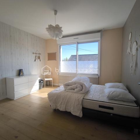 🏡 Maison Familiale Rénovée – 6 Chambres & Prestations de Qualité
​Découvrez le parfait compromis entre volume, confort moderne et économies d’énergie.
​Située dans un environnement calme, cette spacieuse maison familiale, rénovée avec soin en 2019, offre des prestations rares sur le marché. Alliant le charme de l'ancien et la performance technique actuelle, elle est prête à accueillir votre famille sans travaux à prévoir.

​📋 Description du bien :
​Dès l'entrée, vous serez séduit par une vaste zone d'accueil qui dessert une buanderie pratique et un garage de 83m².

​Au Premier Étage:
L’espace de vie s’articule autour d’un palier lumineux desservant une cuisine de 15m² entièrement équipée et un bel espace séjour/salle à manger agrémenté d’un poêle récent. Grâce à ses deux grandes baies vitrées, vous accédez à un balcon filant exposé Ouest, parfait pour vos fins de journées ensoleillées.
Un long couloir avec placards intégrés distribue 3 chambres volumineuses, une salle d’eau moderne et un WC séparé.
​
Au Deuxième Étage sous les combles parfaitement isolés, vous trouverez :
Une mezzanine (idéale pour un coin lecture ou bureau).
​3 chambres supplémentaires, parfaites pour une grande famille.
​Une salle de bain complète avec WC.

​🌳 Extérieurs et Dépendances
​Le terrain de 539m² est entièrement clos et sécurisé, ​il a été pensé pour la convivialité et la sérénité, une superbe terrasse en bois et un espace cuisine d'été vous attendent pour vos barbecues et soirées entre amis. Un cabanon de jardin pratique permet de stocker vos outils et équipements de loisirs.

​✨ Les points forts qui font la différence :
​Performance énergétique : Toiture neuve, isolation des combles et du plancher, menuiseries récentes et volets solaires.
​Confort thermique : Pompe à chaleur neuve et poêle à pellets récent (2 ans) pour une atmosphère chaleureuse.

​📍 Localisation
Située à proximité de la rocade, des écoles, des transports et de toutes les commodités. 
A 25min de Vitré, à 40min de Rennes et 45min de Laval

​Une maison saine, économe et incroyablement spacieuse. À visiter sans tarder !