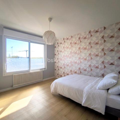 🏡 Maison Familiale Rénovée – 6 Chambres & Prestations de Qualité
​Découvrez le parfait compromis entre volume, confort moderne et économies d’énergie.
​Située dans un environnement calme, cette spacieuse maison familiale, rénovée avec soin en 2019, offre des prestations rares sur le marché. Alliant le charme de l'ancien et la performance technique actuelle, elle est prête à accueillir votre famille sans travaux à prévoir.

​📋 Description du bien :
​Dès l'entrée, vous serez séduit par une vaste zone d'accueil qui dessert une buanderie pratique et un garage de 83m².

​Au Premier Étage:
L’espace de vie s’articule autour d’un palier lumineux desservant une cuisine de 15m² entièrement équipée et un bel espace séjour/salle à manger agrémenté d’un poêle récent. Grâce à ses deux grandes baies vitrées, vous accédez à un balcon filant exposé Ouest, parfait pour vos fins de journées ensoleillées.
Un long couloir avec placards intégrés distribue 3 chambres volumineuses, une salle d’eau moderne et un WC séparé.
​
Au Deuxième Étage sous les combles parfaitement isolés, vous trouverez :
Une mezzanine (idéale pour un coin lecture ou bureau).
​3 chambres supplémentaires, parfaites pour une grande famille.
​Une salle de bain complète avec WC.

​🌳 Extérieurs et Dépendances
​Le terrain de 539m² est entièrement clos et sécurisé, ​il a été pensé pour la convivialité et la sérénité, une superbe terrasse en bois et un espace cuisine d'été vous attendent pour vos barbecues et soirées entre amis. Un cabanon de jardin pratique permet de stocker vos outils et équipements de loisirs.

​✨ Les points forts qui font la différence :
​Performance énergétique : Toiture neuve, isolation des combles et du plancher, menuiseries récentes et volets solaires.
​Confort thermique : Pompe à chaleur neuve et poêle à pellets récent (2 ans) pour une atmosphère chaleureuse.

​📍 Localisation
Située à proximité de la rocade, des écoles, des transports et de toutes les commodités. 
A 25min de Vitré, à 40min de Rennes et 45min de Laval

​Une maison saine, économe et incroyablement spacieuse. À visiter sans tarder !