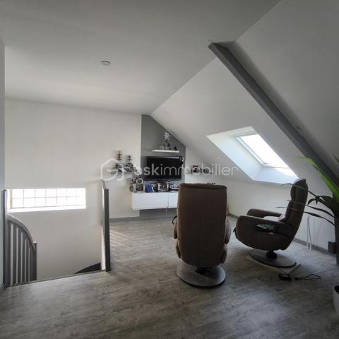 🏡 Maison Familiale Rénovée – 6 Chambres & Prestations de Qualité
​Découvrez le parfait compromis entre volume, confort moderne et économies d’énergie.
​Située dans un environnement calme, cette spacieuse maison familiale, rénovée avec soin en 2019, offre des prestations rares sur le marché. Alliant le charme de l'ancien et la performance technique actuelle, elle est prête à accueillir votre famille sans travaux à prévoir.

​📋 Description du bien :
​Dès l'entrée, vous serez séduit par une vaste zone d'accueil qui dessert une buanderie pratique et un garage de 83m².

​Au Premier Étage:
L’espace de vie s’articule autour d’un palier lumineux desservant une cuisine de 15m² entièrement équipée et un bel espace séjour/salle à manger agrémenté d’un poêle récent. Grâce à ses deux grandes baies vitrées, vous accédez à un balcon filant exposé Ouest, parfait pour vos fins de journées ensoleillées.
Un long couloir avec placards intégrés distribue 3 chambres volumineuses, une salle d’eau moderne et un WC séparé.
​
Au Deuxième Étage sous les combles parfaitement isolés, vous trouverez :
Une mezzanine (idéale pour un coin lecture ou bureau).
​3 chambres supplémentaires, parfaites pour une grande famille.
​Une salle de bain complète avec WC.

​🌳 Extérieurs et Dépendances
​Le terrain de 539m² est entièrement clos et sécurisé, ​il a été pensé pour la convivialité et la sérénité, une superbe terrasse en bois et un espace cuisine d'été vous attendent pour vos barbecues et soirées entre amis. Un cabanon de jardin pratique permet de stocker vos outils et équipements de loisirs.

​✨ Les points forts qui font la différence :
​Performance énergétique : Toiture neuve, isolation des combles et du plancher, menuiseries récentes et volets solaires.
​Confort thermique : Pompe à chaleur neuve et poêle à pellets récent (2 ans) pour une atmosphère chaleureuse.

​📍 Localisation
Située à proximité de la rocade, des écoles, des transports et de toutes les commodités. 
A 25min de Vitré, à 40min de Rennes et 45min de Laval

​Une maison saine, économe et incroyablement spacieuse. À visiter sans tarder !