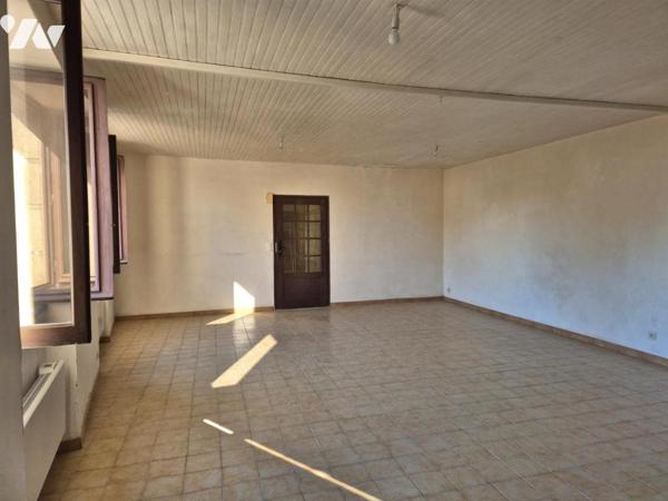 Jolie maison de ville au milieu des commerces