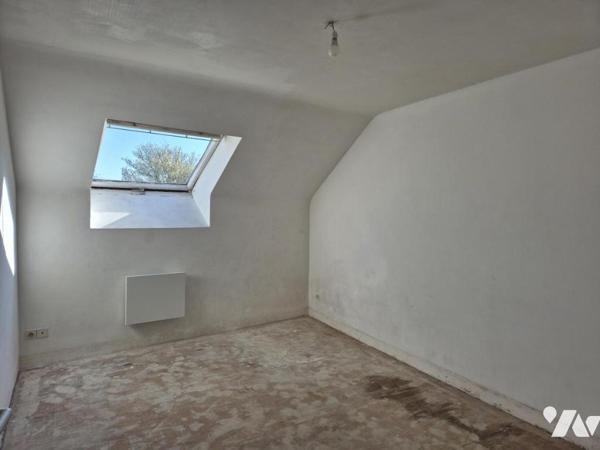 Jolie maison de ville au milieu des commerces