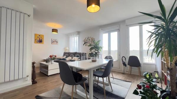 QUIMPER-Sud, rue du Léon (Quartier Prat-Maria), appartement de type T5 modifié en T4 de plus de 83 m² habitable, situé au 7ème étage sur 8 avec ascenseur, une loggia et une cave.