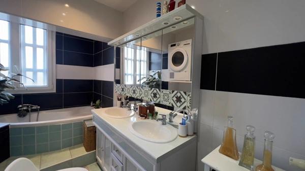 QUIMPER-Sud, rue du Léon (Quartier Prat-Maria), appartement de type T5 modifié en T4 de plus de 83 m² habitable, situé au 7ème étage sur 8 avec ascenseur, une loggia et une cave.