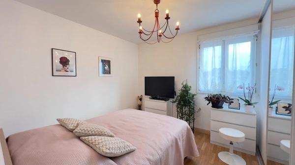 QUIMPER-Sud, rue du Léon (Quartier Prat-Maria), appartement de type T5 modifié en T4 de plus de 83 m² habitable, situé au 7ème étage sur 8 avec ascenseur, une loggia et une cave.