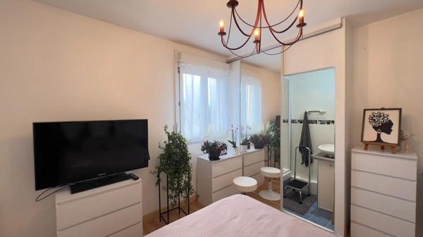 QUIMPER-Sud, rue du Léon (Quartier Prat-Maria), appartement de type T5 modifié en T4 de plus de 83 m² habitable, situé au 7ème étage sur 8 avec ascenseur, une loggia et une cave.