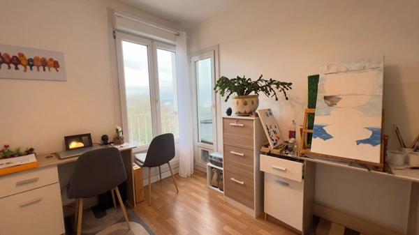 QUIMPER-Sud, rue du Léon (Quartier Prat-Maria), appartement de type T5 modifié en T4 de plus de 83 m² habitable, situé au 7ème étage sur 8 avec ascenseur, une loggia et une cave.
