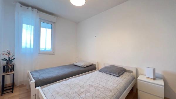 QUIMPER-Sud, rue du Léon (Quartier Prat-Maria), appartement de type T5 modifié en T4 de plus de 83 m² habitable, situé au 7ème étage sur 8 avec ascenseur, une loggia et une cave.