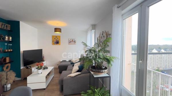 QUIMPER-Sud, rue du Léon (Quartier Prat-Maria), appartement de type T5 modifié en T4 de plus de 83 m² habitable, situé au 7ème étage sur 8 avec ascenseur, une loggia et une cave.