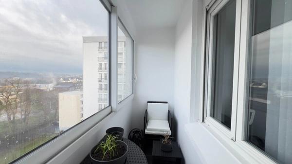 QUIMPER-Sud, rue du Léon (Quartier Prat-Maria), appartement de type T5 modifié en T4 de plus de 83 m² habitable, situé au 7ème étage sur 8 avec ascenseur, une loggia et une cave.