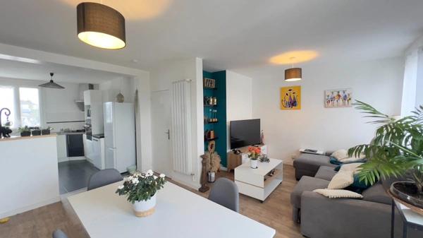 QUIMPER-Sud, rue du Léon (Quartier Prat-Maria), appartement de type T5 modifié en T4 de plus de 83 m² habitable, situé au 7ème étage sur 8 avec ascenseur, une loggia et une cave.