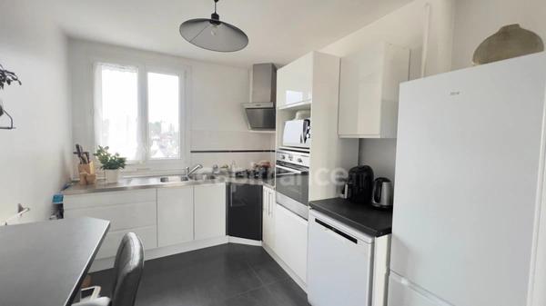 QUIMPER-Sud, rue du Léon (Quartier Prat-Maria), appartement de type T5 modifié en T4 de plus de 83 m² habitable, situé au 7ème étage sur 8 avec ascenseur, une loggia et une cave.