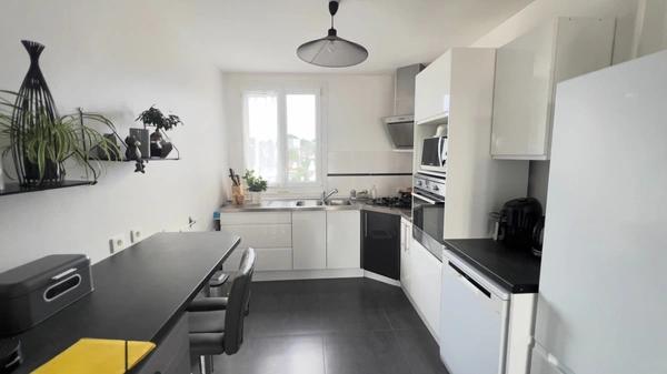 QUIMPER-Sud, rue du Léon (Quartier Prat-Maria), appartement de type T5 modifié en T4 de plus de 83 m² habitable, situé au 7ème étage sur 8 avec ascenseur, une loggia et une cave.