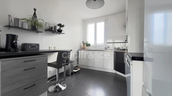 QUIMPER-Sud, rue du Léon (Quartier Prat-Maria), appartement de type T5 modifié en T4 de plus de 83 m² habitable, situé au 7ème étage sur 8 avec ascenseur, une loggia et une cave.