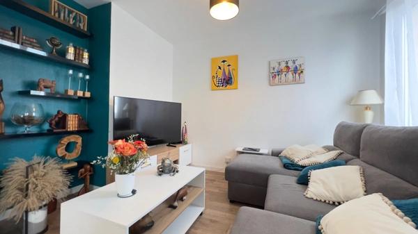 QUIMPER-Sud, rue du Léon (Quartier Prat-Maria), appartement de type T5 modifié en T4 de plus de 83 m² habitable, situé au 7ème étage sur 8 avec ascenseur, une loggia et une cave.