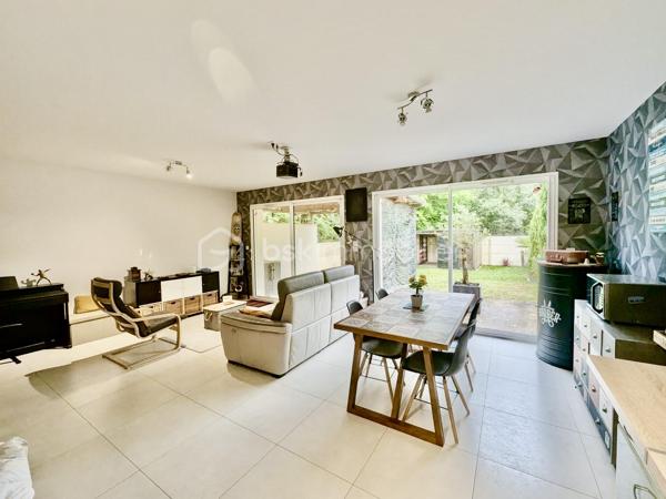 Sur la commune de Macau, à 15' de Bordeaux Nord, venez découvrir cette magnifique maison de 2018, parfaitement exposée Sud Ouest. La qualité de la construction, le choix des matériaux, le chauffage au sol et la PAC sont les qualités première de ce bien. Un vrai coup de coeur !
Située au centre du bourg, la maison est proche des écoles et des commodités.

Le parc paysager avec une belle prairie, à côté de la maison participe au confort et au calme du quotidien !

L'entrée spacieuse avec placard de 6 m² dessert une salle d'eau de 4 m² avec WC et le salon/salle à manger avec cuisine ouverte, équipée et aménagée avec goût et modernité pour un ensemble de 39 m² : la pièce à vivre par excellence, avec un carrelage magnifique et 2 grandes baies vitrées ouvrant sur une belle terrasse semi couverte avec une pergola. Le jardin d'environ 100 m² est joliment fleuri et engazonné.
Le rdc est complété par le cellier/buanderie/utilités de la maison de 6 m².

On accède à l'étage par l'entrée avec un joli escalier en bois. 
Vous disposerez de 3 chambres spacieuses (13, 13 et 11,5 m²), agréables et lumineuses, d'une salle de bain de 6,5 m² avec double vasque et d'un WC indépendant.

On peut garer 2 véhicules sur la parcelle, devant la maison. 

Habitation familiale par excellence, pour les amoureux des grands espaces intérieurs confortables et à coût énergétique extrêmement compétitif !

Les +++ : Maison indépendante en parpaing isolé quasi-neuve car très bien entretenue, situation au coeur du bourg mais proche de la campagne et à 40' du centre de Bordeaux, accès TER à 10' à pied, école primaire et élémentaire à 2' à pied, tous les petits commerces à moins de 5' à pied, 2 places de parkings devant la maison, construction possible d'un garage, parking communal à 50 m, propriété entourée de jardins !, jardin privatif avec terrasse, abris de jardin en construction légère et barbecue, chauffage au sol par PAC et climatisation réversible pour un DPE A !!, des fenêtres qualitatives, des volets roulants électriques, du double vitrage de dernière génération, des surfaces généreuses pour toutes les pièces, une grande cuisine qualitative, une vraie buanderie, un accès direct de la salle à manger à la terrasse avec pergola, 3 grandes chambres dans 2 avec placards, 2 salles de bain aux murs entièrement carrelés, la fibre optique, alarme, caméras,... .

Ne tardez pas à visiter ce petit bijou ! Bien exceptionnel sur le marché !
