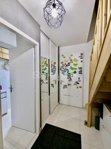 Sur la commune de Macau, à 15' de Bordeaux Nord, venez découvrir cette magnifique maison de 2018, parfaitement exposée Sud Ouest. La qualité de la construction, le choix des matériaux, le chauffage au sol et la PAC sont les qualités première de ce bien. Un vrai coup de coeur !
Située au centre du bourg, la maison est proche des écoles et des commodités.

Le parc paysager avec une belle prairie, à côté de la maison participe au confort et au calme du quotidien !

L'entrée spacieuse avec placard de 6 m² dessert une salle d'eau de 4 m² avec WC et le salon/salle à manger avec cuisine ouverte, équipée et aménagée avec goût et modernité pour un ensemble de 39 m² : la pièce à vivre par excellence, avec un carrelage magnifique et 2 grandes baies vitrées ouvrant sur une belle terrasse semi couverte avec une pergola. Le jardin d'environ 100 m² est joliment fleuri et engazonné.
Le rdc est complété par le cellier/buanderie/utilités de la maison de 6 m².

On accède à l'étage par l'entrée avec un joli escalier en bois. 
Vous disposerez de 3 chambres spacieuses (13, 13 et 11,5 m²), agréables et lumineuses, d'une salle de bain de 6,5 m² avec double vasque et d'un WC indépendant.

On peut garer 2 véhicules sur la parcelle, devant la maison. 

Habitation familiale par excellence, pour les amoureux des grands espaces intérieurs confortables et à coût énergétique extrêmement compétitif !

Les +++ : Maison indépendante en parpaing isolé quasi-neuve car très bien entretenue, situation au coeur du bourg mais proche de la campagne et à 40' du centre de Bordeaux, accès TER à 10' à pied, école primaire et élémentaire à 2' à pied, tous les petits commerces à moins de 5' à pied, 2 places de parkings devant la maison, construction possible d'un garage, parking communal à 50 m, propriété entourée de jardins !, jardin privatif avec terrasse, abris de jardin en construction légère et barbecue, chauffage au sol par PAC et climatisation réversible pour un DPE A !!, des fenêtres qualitatives, des volets roulants électriques, du double vitrage de dernière génération, des surfaces généreuses pour toutes les pièces, une grande cuisine qualitative, une vraie buanderie, un accès direct de la salle à manger à la terrasse avec pergola, 3 grandes chambres dans 2 avec placards, 2 salles de bain aux murs entièrement carrelés, la fibre optique, alarme, caméras,... .

Ne tardez pas à visiter ce petit bijou ! Bien exceptionnel sur le marché !