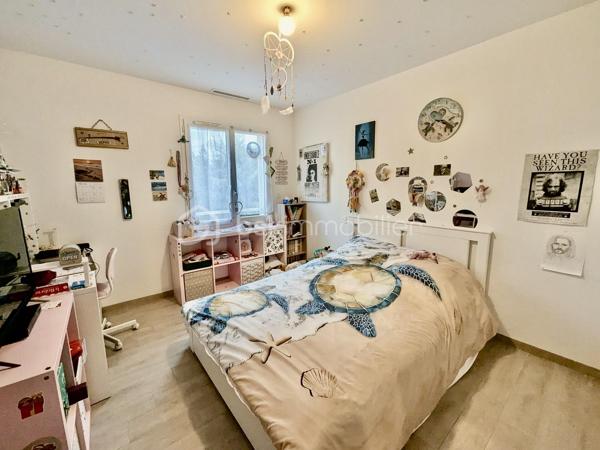 Sur la commune de Macau, à 15' de Bordeaux Nord, venez découvrir cette magnifique maison de 2018, parfaitement exposée Sud Ouest. La qualité de la construction, le choix des matériaux, le chauffage au sol et la PAC sont les qualités première de ce bien. Un vrai coup de coeur !
Située au centre du bourg, la maison est proche des écoles et des commodités.

Le parc paysager avec une belle prairie, à côté de la maison participe au confort et au calme du quotidien !

L'entrée spacieuse avec placard de 6 m² dessert une salle d'eau de 4 m² avec WC et le salon/salle à manger avec cuisine ouverte, équipée et aménagée avec goût et modernité pour un ensemble de 39 m² : la pièce à vivre par excellence, avec un carrelage magnifique et 2 grandes baies vitrées ouvrant sur une belle terrasse semi couverte avec une pergola. Le jardin d'environ 100 m² est joliment fleuri et engazonné.
Le rdc est complété par le cellier/buanderie/utilités de la maison de 6 m².

On accède à l'étage par l'entrée avec un joli escalier en bois. 
Vous disposerez de 3 chambres spacieuses (13, 13 et 11,5 m²), agréables et lumineuses, d'une salle de bain de 6,5 m² avec double vasque et d'un WC indépendant.

On peut garer 2 véhicules sur la parcelle, devant la maison. 

Habitation familiale par excellence, pour les amoureux des grands espaces intérieurs confortables et à coût énergétique extrêmement compétitif !

Les +++ : Maison indépendante en parpaing isolé quasi-neuve car très bien entretenue, situation au coeur du bourg mais proche de la campagne et à 40' du centre de Bordeaux, accès TER à 10' à pied, école primaire et élémentaire à 2' à pied, tous les petits commerces à moins de 5' à pied, 2 places de parkings devant la maison, construction possible d'un garage, parking communal à 50 m, propriété entourée de jardins !, jardin privatif avec terrasse, abris de jardin en construction légère et barbecue, chauffage au sol par PAC et climatisation réversible pour un DPE A !!, des fenêtres qualitatives, des volets roulants électriques, du double vitrage de dernière génération, des surfaces généreuses pour toutes les pièces, une grande cuisine qualitative, une vraie buanderie, un accès direct de la salle à manger à la terrasse avec pergola, 3 grandes chambres dans 2 avec placards, 2 salles de bain aux murs entièrement carrelés, la fibre optique, alarme, caméras,... .

Ne tardez pas à visiter ce petit bijou ! Bien exceptionnel sur le marché !