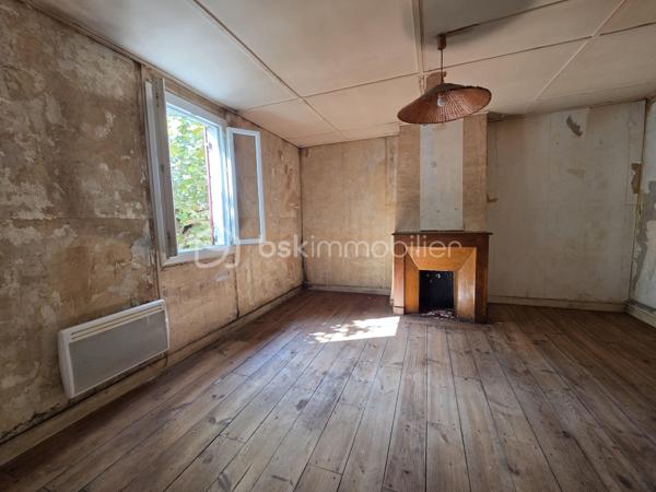 À découvrir à Laluque, cet immeuble d’environ 215 m² offre un beau potentiel pour un projet professionnel, commercial ou d’investissement.

Le rez-de-chaussée, actuellement destiné à l’activité commerciale, comprend une salle de bar, une salle de restauration, un WC ainsi qu’une arrière-cuisine.

À l’étage, la partie habitation dispose de 3 chambres, d’une salle d’eau avec WC, d’un couloir ainsi que de combles offrant un potentiel supplémentaire.

L’ensemble bénéficie également d’un terrain de 489 m², permettant d’envisager différents aménagements selon votre projet.

Un bien rare par sa configuration, offrant de nombreuses possibilités : activité commerciale avec logement, investissement, résidence principale avec activité professionnelle ou nouveau projet selon vos envies.