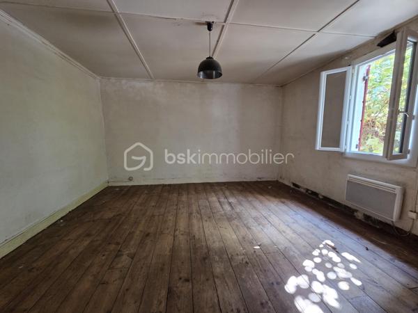À découvrir à Laluque, cet immeuble d’environ 215 m² offre un beau potentiel pour un projet professionnel, commercial ou d’investissement.

Le rez-de-chaussée, actuellement destiné à l’activité commerciale, comprend une salle de bar, une salle de restauration, un WC ainsi qu’une arrière-cuisine.

À l’étage, la partie habitation dispose de 3 chambres, d’une salle d’eau avec WC, d’un couloir ainsi que de combles offrant un potentiel supplémentaire.

L’ensemble bénéficie également d’un terrain de 489 m², permettant d’envisager différents aménagements selon votre projet.

Un bien rare par sa configuration, offrant de nombreuses possibilités : activité commerciale avec logement, investissement, résidence principale avec activité professionnelle ou nouveau projet selon vos envies.
