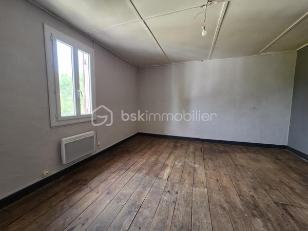 À découvrir à Laluque, cet immeuble d’environ 215 m² offre un beau potentiel pour un projet professionnel, commercial ou d’investissement.

Le rez-de-chaussée, actuellement destiné à l’activité commerciale, comprend une salle de bar, une salle de restauration, un WC ainsi qu’une arrière-cuisine.

À l’étage, la partie habitation dispose de 3 chambres, d’une salle d’eau avec WC, d’un couloir ainsi que de combles offrant un potentiel supplémentaire.

L’ensemble bénéficie également d’un terrain de 489 m², permettant d’envisager différents aménagements selon votre projet.

Un bien rare par sa configuration, offrant de nombreuses possibilités : activité commerciale avec logement, investissement, résidence principale avec activité professionnelle ou nouveau projet selon vos envies.