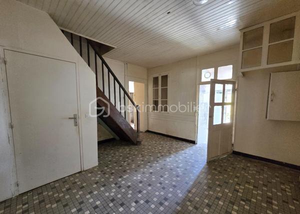 À découvrir à Laluque, cet immeuble d’environ 215 m² offre un beau potentiel pour un projet professionnel, commercial ou d’investissement.

Le rez-de-chaussée, actuellement destiné à l’activité commerciale, comprend une salle de bar, une salle de restauration, un WC ainsi qu’une arrière-cuisine.

À l’étage, la partie habitation dispose de 3 chambres, d’une salle d’eau avec WC, d’un couloir ainsi que de combles offrant un potentiel supplémentaire.

L’ensemble bénéficie également d’un terrain de 489 m², permettant d’envisager différents aménagements selon votre projet.

Un bien rare par sa configuration, offrant de nombreuses possibilités : activité commerciale avec logement, investissement, résidence principale avec activité professionnelle ou nouveau projet selon vos envies.