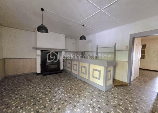 À découvrir à Laluque, cet immeuble d’environ 215 m² offre un beau potentiel pour un projet professionnel, commercial ou d’investissement.

Le rez-de-chaussée, actuellement destiné à l’activité commerciale, comprend une salle de bar, une salle de restauration, un WC ainsi qu’une arrière-cuisine.

À l’étage, la partie habitation dispose de 3 chambres, d’une salle d’eau avec WC, d’un couloir ainsi que de combles offrant un potentiel supplémentaire.

L’ensemble bénéficie également d’un terrain de 489 m², permettant d’envisager différents aménagements selon votre projet.

Un bien rare par sa configuration, offrant de nombreuses possibilités : activité commerciale avec logement, investissement, résidence principale avec activité professionnelle ou nouveau projet selon vos envies.