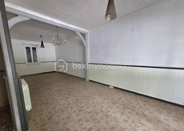 À découvrir à Laluque, cet immeuble d’environ 215 m² offre un beau potentiel pour un projet professionnel, commercial ou d’investissement.

Le rez-de-chaussée, actuellement destiné à l’activité commerciale, comprend une salle de bar, une salle de restauration, un WC ainsi qu’une arrière-cuisine.

À l’étage, la partie habitation dispose de 3 chambres, d’une salle d’eau avec WC, d’un couloir ainsi que de combles offrant un potentiel supplémentaire.

L’ensemble bénéficie également d’un terrain de 489 m², permettant d’envisager différents aménagements selon votre projet.

Un bien rare par sa configuration, offrant de nombreuses possibilités : activité commerciale avec logement, investissement, résidence principale avec activité professionnelle ou nouveau projet selon vos envies.