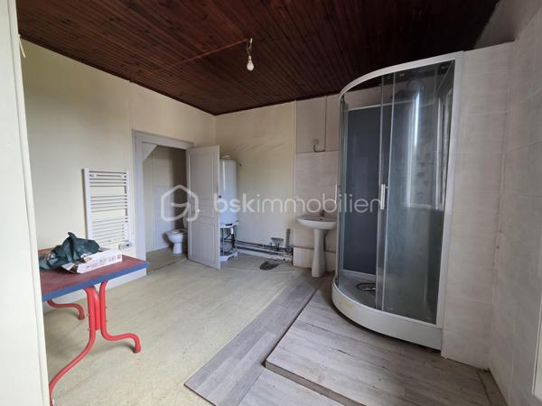 À découvrir à Laluque, cet immeuble d’environ 215 m² offre un beau potentiel pour un projet professionnel, commercial ou d’investissement.

Le rez-de-chaussée, actuellement destiné à l’activité commerciale, comprend une salle de bar, une salle de restauration, un WC ainsi qu’une arrière-cuisine.

À l’étage, la partie habitation dispose de 3 chambres, d’une salle d’eau avec WC, d’un couloir ainsi que de combles offrant un potentiel supplémentaire.

L’ensemble bénéficie également d’un terrain de 489 m², permettant d’envisager différents aménagements selon votre projet.

Un bien rare par sa configuration, offrant de nombreuses possibilités : activité commerciale avec logement, investissement, résidence principale avec activité professionnelle ou nouveau projet selon vos envies.