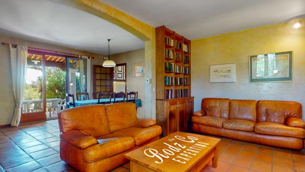 Saint-Saturnin-lès-Apt (84490) À vendre : Maison familiale de 11 pièces avec grande capacité d'accueil et de stockage à Saint-Saturnin-lès-Ap