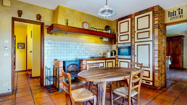 Saint-Saturnin-lès-Apt (84490) À vendre : Maison familiale de 11 pièces avec grande capacité d'accueil et de stockage à Saint-Saturnin-lès-Ap