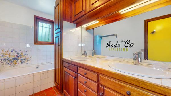 Saint-Saturnin-lès-Apt (84490) À vendre : Maison familiale de 11 pièces avec grande capacité d'accueil et de stockage à Saint-Saturnin-lès-Ap