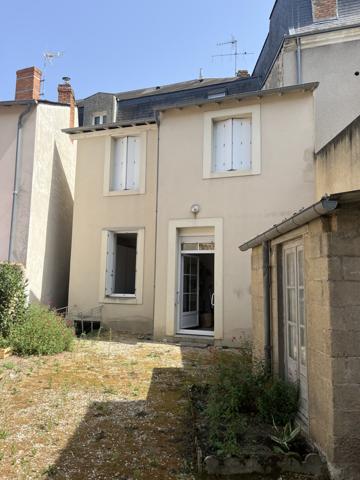 Thouars (79100) ref 93471 THOUARS Proche centre immeuble composé de 3 appartements loués