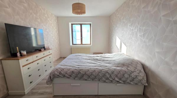 Maison familiale avec grand terrain et potentiel constructible