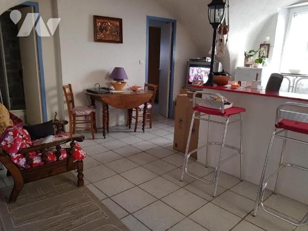 Maison de rue avec cours