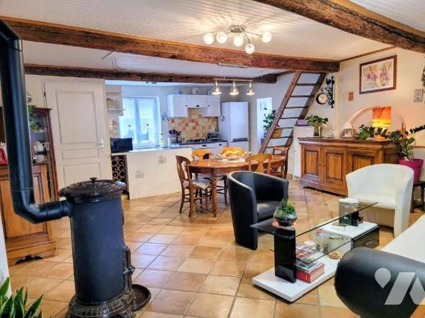 Maison de rue avec cours