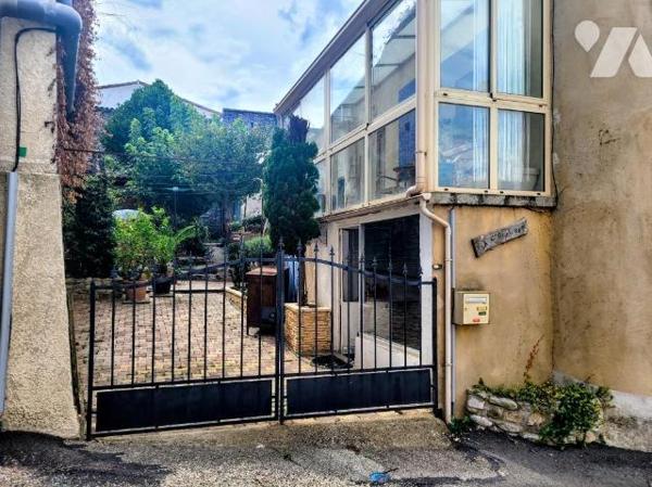 Maison de rue avec cours